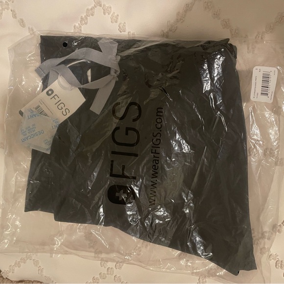 Black regular basic Figs scrub pants. Size small, never worn!!!!! - Picture 2 of 3